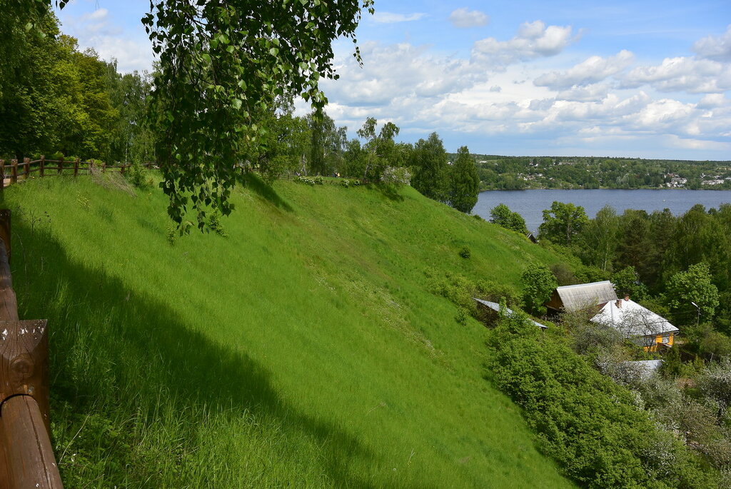 Соборная гора на берегу реки Шохонка